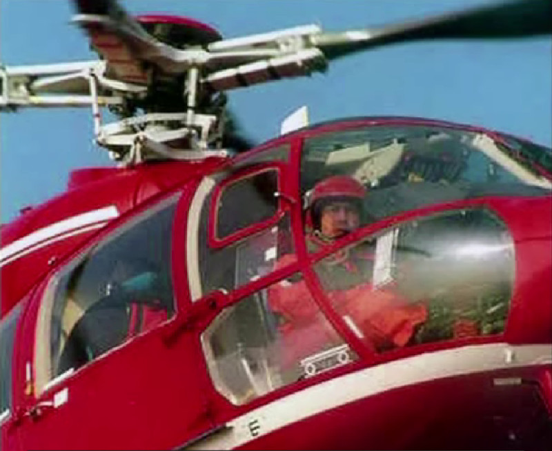DR : Yves Dagorn aux commandes du Dauphin de la sécurité civile reconnaissable à sa couleur rouge.