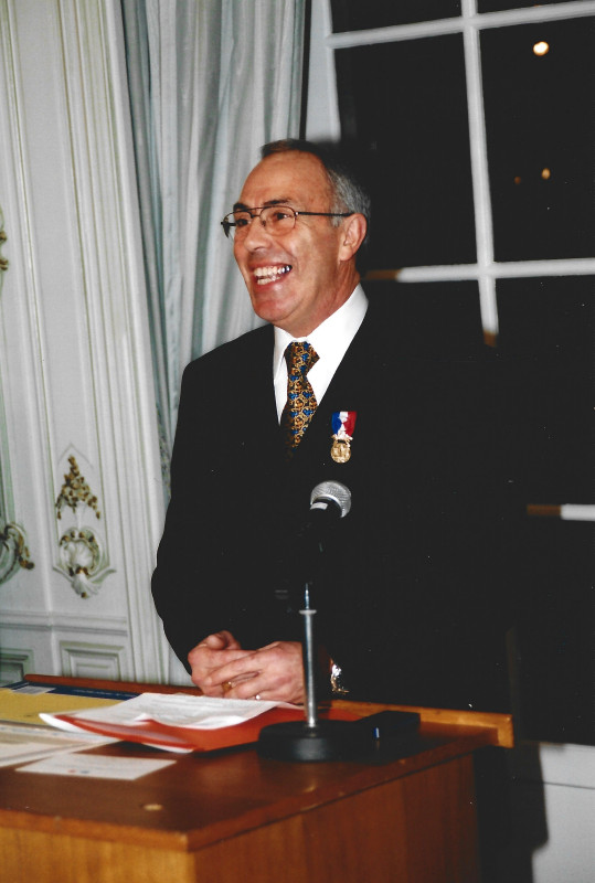  DR : 2003, Yves Dagorn lors de sa remise de médaille d'honneur par le préfet du Finistère pour actes de courage et de dévouements.