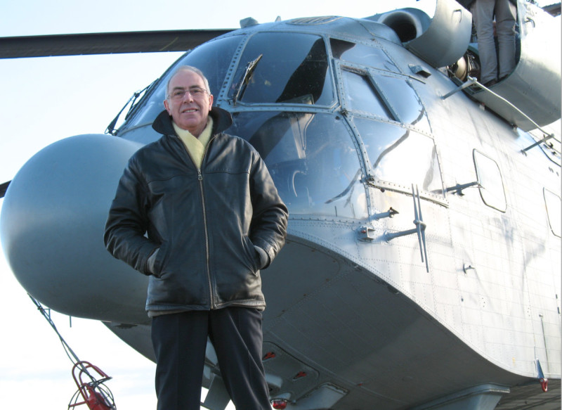 © Christian Wozniak : Yves Dagorn devant un Superfrelon à la BAN de Lanvéoc .